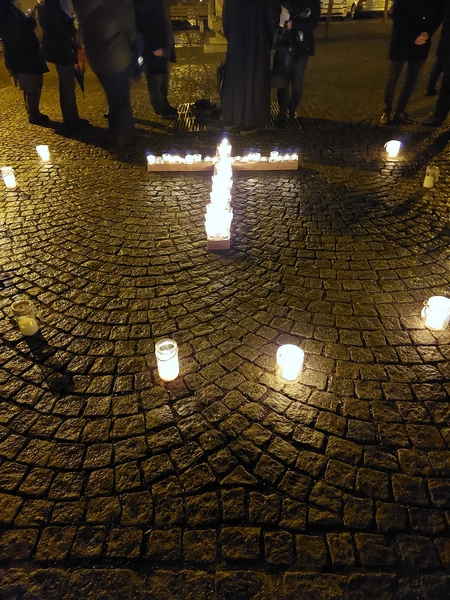 Kreuz mit Kerzen komprimiert