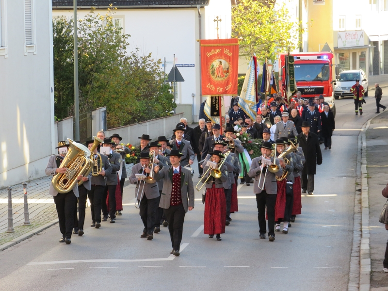 Volkstrauertag 13.11.22 Zug zum Kriegerdenkmal