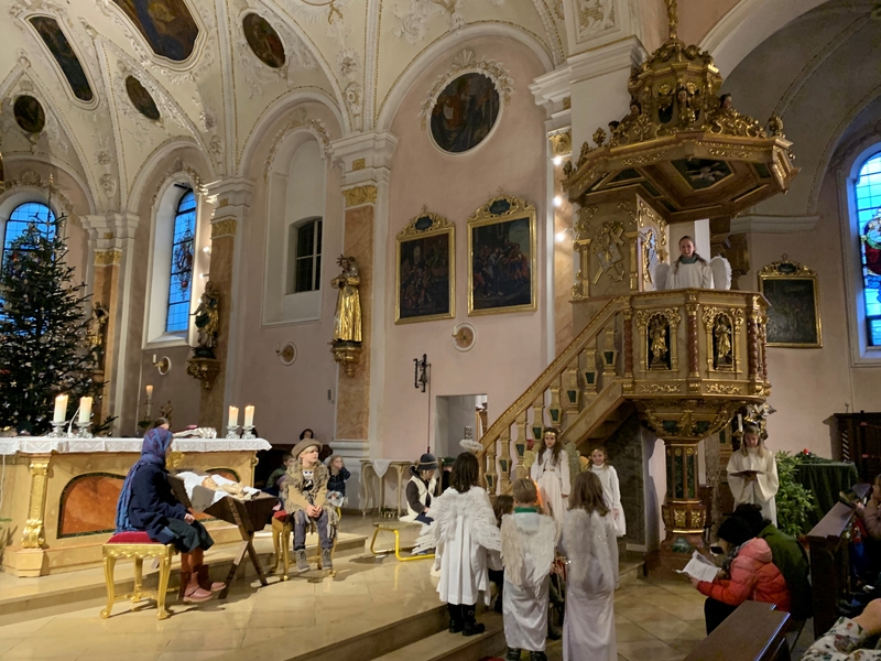 Krippenspiel Engel verkünden Hirten die frohe Botschaft