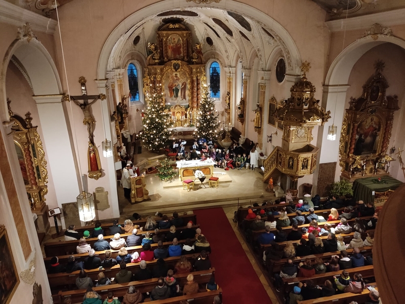 voll besetzte Pfarrkirche Kinderkrippenfeier 2022