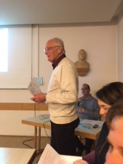 Der Kirchenpfleger stellt die Rechnung vor