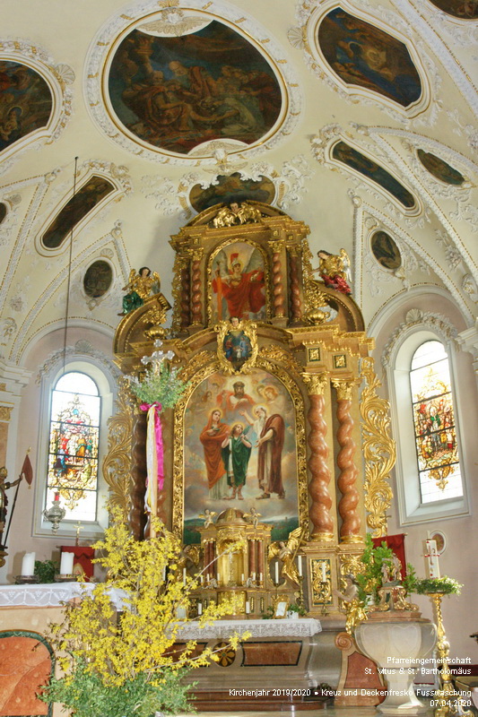 Kreuz mit Palmboschen geschückt und Deckenfresko Fusswaschung im Hintergrund